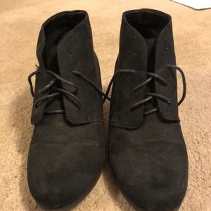 Platform black boots with laces